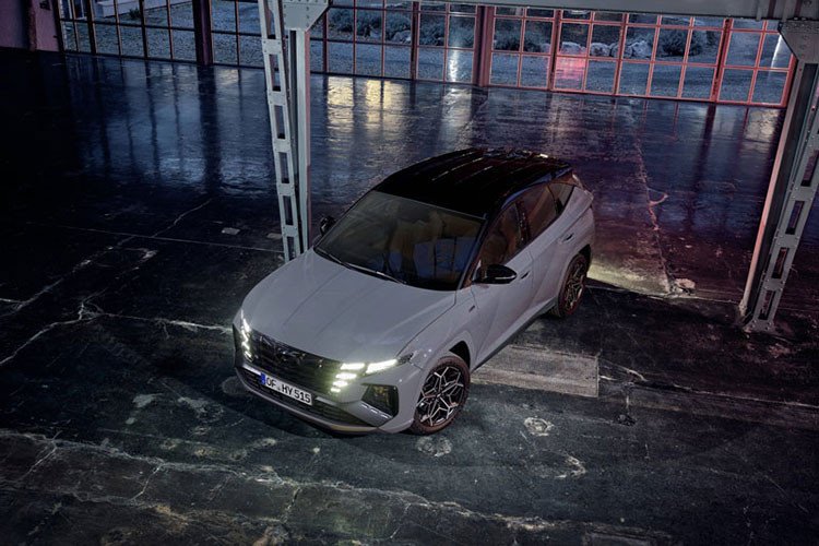 Đó là còn chưa kể đến hệ thống hỗ trợ đèn pha và camera 360 độ. Hiện chưa rõ sau Hàn Quốc, Hyundai Tucson N Line mới có được giới thiệu ở những thị trường châu Á khác như Việt Nam hay không.