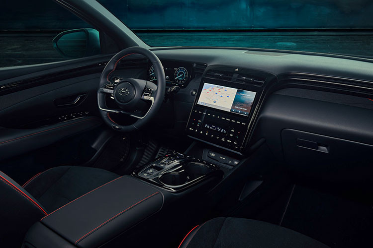 Khác với ngoại thất, nội thất của Hyundai Tucson N Line 2021 không thay đổi nhiều so với bản thường. Thay vào đó, hãng Hyundai chỉ đưa một số chi tiết khác biệt vào trong xe như ghế thể thao N bọc da phối da lộn với viền và chỉ khâu màu đỏ, trần xe màu đen, vô lăng N đi kèm logo riêng, cần số N hay bộ bàn đạp bằng kim loại.