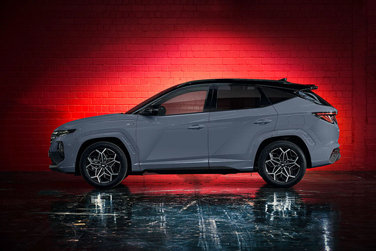 Như thông tin đã đưa, Hyundai Tucson N Line 2021 mới sở hữu thiết kế ngoại thất hầm hố và thể thao hơn bản thường. Điều này được thể hiện qua thiết kế lưới tản nhiệt trước và hốc gió trên đầu xe.