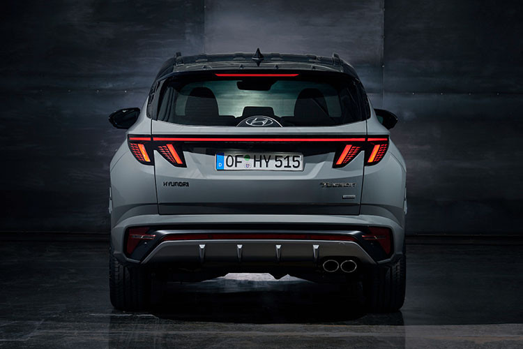 Đằng sau, mẫu xe SUV Hyundai Tucson N Line 2021 được trang bị cánh gió mui cỡ lớn hơn, đèn phản quang thanh mảnh nằm ngang, kéo dài sang hai bên, bộ khuếch tán gió màu satin và 2 ống xả hình tròn nằm dồn về một bên. Thêm vào đó là bộ vành hợp kim 19 inch với thiết kế kiến trúc tham số độc đáo.