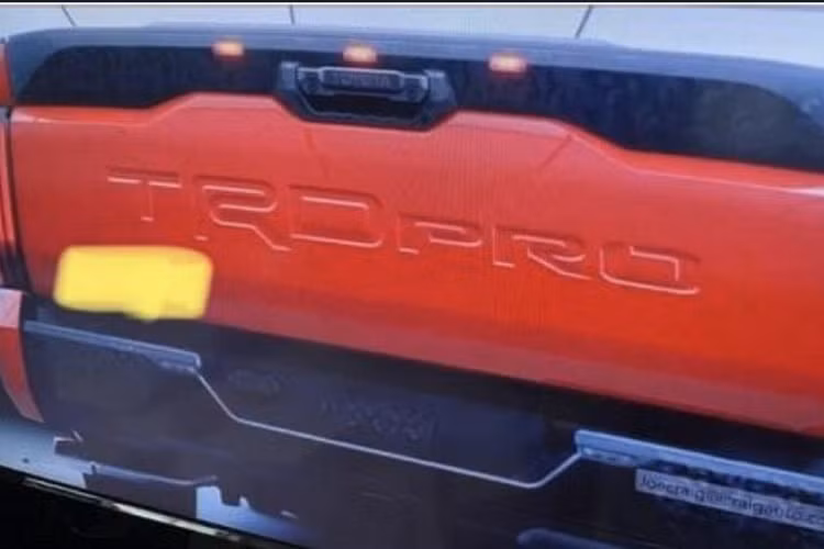 Đằng sau mẫu xe bán tải này xuất hiện cửa thùng sau dập dòng chữ "TRD Pro". Bên trên tay nắm cửa của thùng sau còn có 3 đèn nhỏ, giống như ở lưới tản nhiệt. Trong khi đó, cụm đèn hậu là sự kết hợp của 2 dải đèn nằm dọc với thiết kế khá thú vị. Đáng tiếc là hiện chưa có hình ảnh nội thất và thông tin về động cơ của Toyota Tundra TRD Pro 2022. Dự kiến, mẫu xe bán tải cỡ lớn này sẽ dùng động cơ 6 xi-lanh thay cho loại V8 của Toyota Tundra cũ.