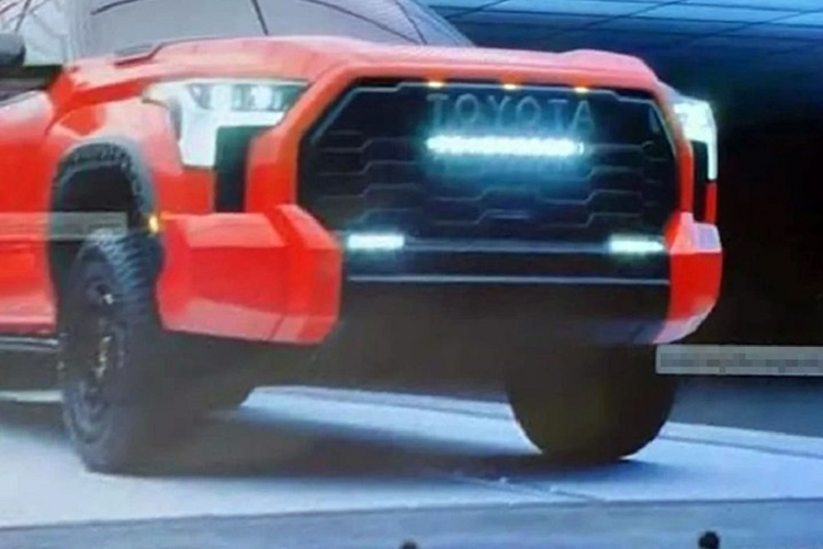 Nhiều khả năng Toyota Tundra TRD Pro 2022 sẽ dùng động cơ V6, dung tích 3.5L, sản sinh công suất tối đa 409 mã lực và mô-men xoắn cực đại 650 Nm giống Land Cruiser thế hệ mới. So với động cơ V8, dung tích 5.7L của Toyota Tundra cũ có công suất tối đa 381 mã lực và mô-men xoắn cực đại 544 Nm, máy 6 xi-lanh mới này mạnh hơn đáng kể.