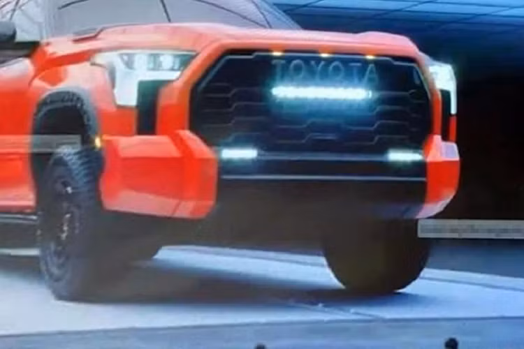 Nhiều khả năng Toyota Tundra TRD Pro 2022 sẽ dùng động cơ V6, dung tích 3.5L, sản sinh công suất tối đa 409 mã lực và mô-men xoắn cực đại 650 Nm giống Land Cruiser thế hệ mới. So với động cơ V8, dung tích 5.7L của Toyota Tundra cũ có công suất tối đa 381 mã lực và mô-men xoắn cực đại 544 Nm, máy 6 xi-lanh mới này mạnh hơn đáng kể.