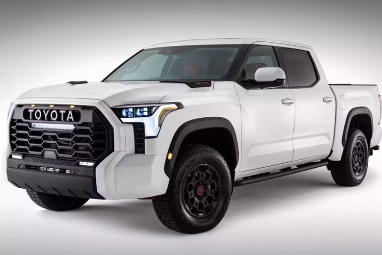 Chẳng còn bao lâu nữa, hãng Toyota sẽ chính thức vén màn phiên bản mới của dòng xe bán tải cỡ lớn Tundra TRD Pro. Tuy nhiên, hãng Toyota lại chẳng thể giữ bí mật về thiết kế của mẫu xe bán tải này khi những hình ảnh rò rỉ của Toyota Tundra TRD Pro 2022 mới lan truyền trên mạng. Những hình ảnh này do một trong những đại lý chính hãng của Toyota tung ra. Khi biết không còn giữ được bí mật nữa nên hãng Toyota đành tung ra hình ảnh chính thức đầu tiên của Tundra TRD Pro mới.
