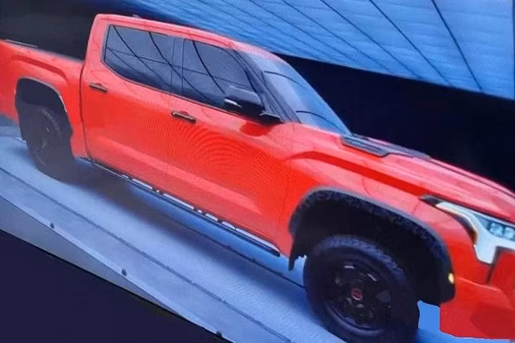 Bên sườn, Toyota Tundra TRD Pro 2022 được trang bị hốc bánh vuông vắn với ốp cua lốp màu đen nổi bật. Nằm bên trong hốc bánh này là bộ vành hợp kim màu đen với lốp cỡ lớn, hứa hẹn khả năng off-road ấn tượng của xe. Chiếc xe trong hình ảnh do hãng Toyota tung ra cũng như hình ảnh rò rỉ đều có 4 cửa và đi kèm bệ bước chân.