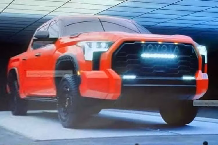 Thế hệ hiện tại của mẫu xe bán tải Toyota Tundra đã chính thức trình làng từ năm 2007. Do đó, phiên bản nâng cấp lần này của mẫu xe bán tải dự kiến sẽ có nhiều điểm mới. Qua hình ảnh do hãng Toyota tung ra, có thể thấy Tundra TRD Pro 2022 được trang bị cụm đèn pha thanh mảnh với dải đèn LED định vị bao quanh. Tiếp đến là lưới tản nhiệt màu đen hình bát giác cỡ lớn và đi kèm mắt lưới hình tổ ong. Bên trong lưới tản nhiệt là dải đèn LED nằm ngang, ngay bên dưới dòng chữ "Toyota" cỡ lớn.