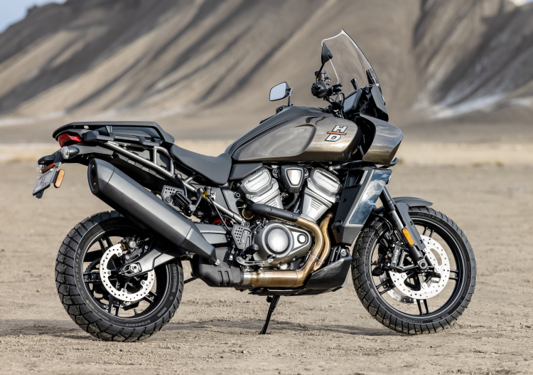 Bảng đồng hồ là màn hình cảm ứng 6.8 inch, kết nối Bluetooth với smartphone. Harley-Davidson Pan America sẽ có mặt tại các đại lý vào tháng 3 tới. Do vậy, khả năng xe về Việt Nam sẽ là khoảng cuối năm nay hoặc đầu năm 2022.