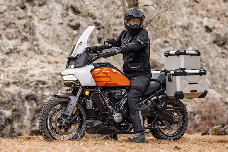 Thương hiệu mô tô lừng danh nước Mỹ Harley-Davidson đã chính thức tung ra Pan America, mẫu mô tô địa hình đa dụng mà hãng đã ấp ủ từ lâu. Xe bán ra vào tháng 3/2021, giá xe Harley-Davidson Pan America 2021 mới khởi điểm tại Mỹ là 17.319 USD (hơn 400 triệu đồng).