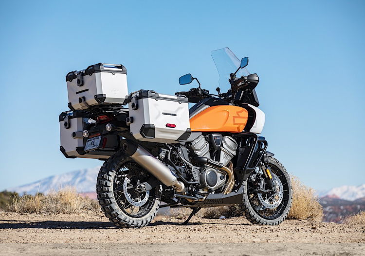 Harley-Davidson cung cấp bộ giảm thanh Screamin’ Eagle Street Cannon nhẹ hơn cấu hình tiêu chuẩn 42%. Bộ lọc gió Screamin’ Eagle cung cấp lưu lượng gió vào buồng đốt nhiều hơn bộ lọc tiêu chuẩn tới 9%. Bình xăng dung tích 21,2 lít.