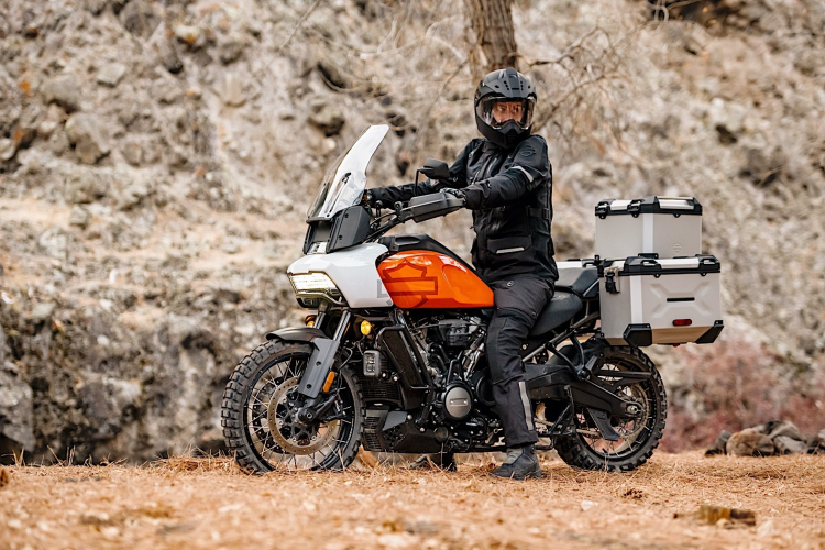 Ngoại hình Pan America mang dấu ấn rõ rệt của Harley-Davidson. Đồ sộ, cao lớn, khối động cơ V-Twin Revolution Max rất cơ bắp, đậm chất Mỹ. Cụm đèn trước còn được tạo hình tương đồng với mẫu Road Glide. Pan America có chiều dài 2.265 mm, khoảng sáng gầm 175 mm, chiều dài cơ sở 2.580 mm. Chiều cao yên ở bản thường là 890 mm.