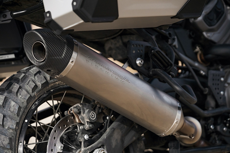 Harley-Davidson trang bị giảm xóc trước dạng hành trình ngược 47 mm và sau là giảm xóc đơn. Cả hai đều có thể điều chỉnh lực nén, phản hồi. Ở bản Special giảm xóc điều khiển điện tử.