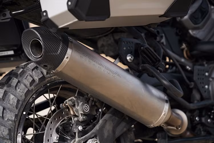 Harley-Davidson trang bị giảm xóc trước dạng hành trình ngược 47 mm và sau là giảm xóc đơn. Cả hai đều có thể điều chỉnh lực nén, phản hồi. Ở bản Special giảm xóc điều khiển điện tử.