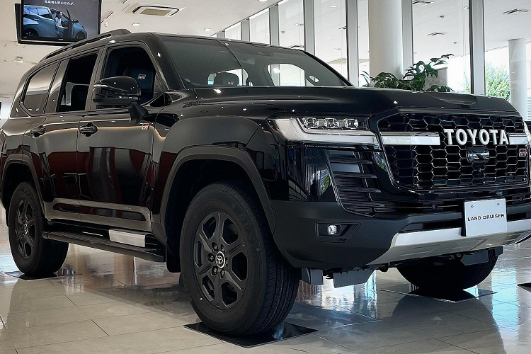 Land Cruiser GR Sport 2022 sử dụng hệ thống treo với bộ lò xo cuộn và giảm chấn đơn giản, nhưng đi kèm cặp thanh cân bằng tự động ngắt kết nối được gọi là KDSS (Kinetic Dynamic Suspension System - Hệ thống giảm xóc thủy lực động lực học).