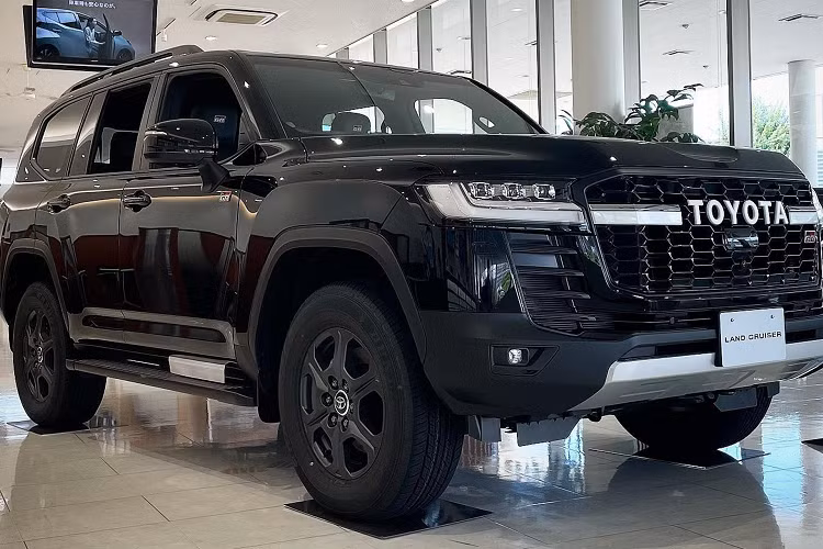 Land Cruiser GR Sport 2022 sử dụng hệ thống treo với bộ lò xo cuộn và giảm chấn đơn giản, nhưng đi kèm cặp thanh cân bằng tự động ngắt kết nối được gọi là KDSS (Kinetic Dynamic Suspension System - Hệ thống giảm xóc thủy lực động lực học).