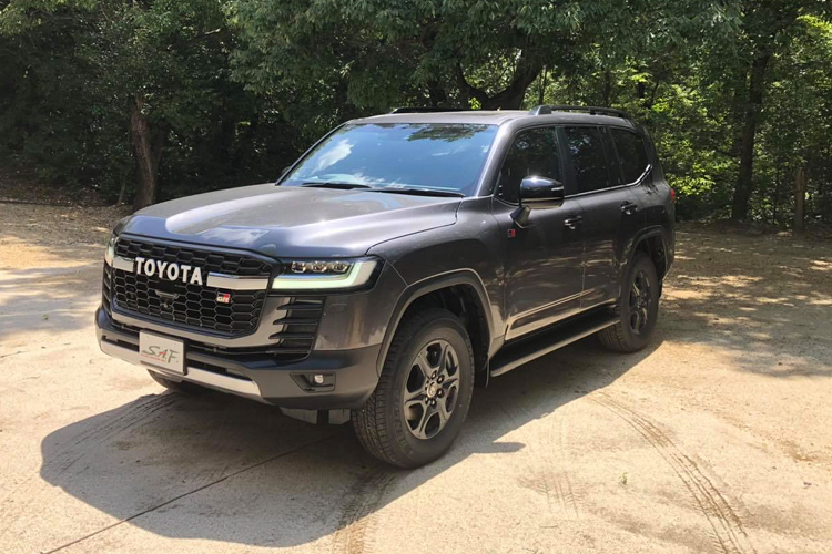 Land Cruiser 2022 có các khớp nối và hệ thống treo cho phép hành trình bánh xe giao động lên/xuống dài nhất so với bất kỳ thế hệ nào của Land Cruiser, mang lại hiệu suất off-road tốt hơn. Phiên bản Land Cruiser GR Sport 2022 được sơn đen nhiều chi tiết như mâm, lưới tản nhiệt, nẹp ô cửa kính, thanh gá nóc ốp gương chiếu hậu... Land Cruiser GR Sport 2022 chính là phiên bản duy nhất được trang trí chữ “TOYOTA” trên cụm lưới tản nhiệt, bên cạnh logo Gazoo Racing “GR