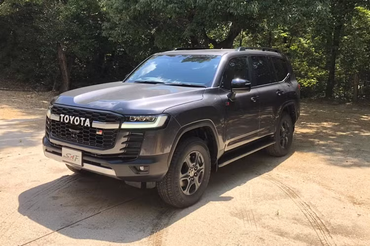 Land Cruiser 2022 có các khớp nối và hệ thống treo cho phép hành trình bánh xe giao động lên/xuống dài nhất so với bất kỳ thế hệ nào của Land Cruiser, mang lại hiệu suất off-road tốt hơn. Phiên bản Land Cruiser GR Sport 2022 được sơn đen nhiều chi tiết như mâm, lưới tản nhiệt, nẹp ô cửa kính, thanh gá nóc ốp gương chiếu hậu... Land Cruiser GR Sport 2022 chính là phiên bản duy nhất được trang trí chữ “TOYOTA” trên cụm lưới tản nhiệt, bên cạnh logo Gazoo Racing “GR