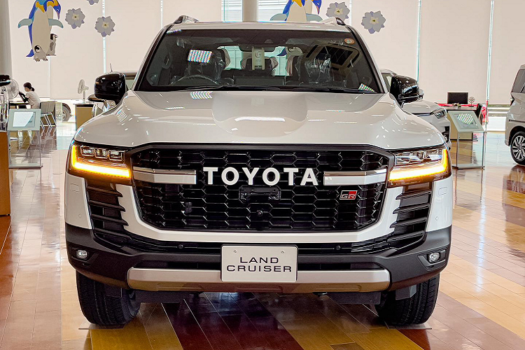 Tại quê nhà Nhật Bản, giá xe Toyota Land Cruiser GR Sport 2022 từ 7,7 triệu Yên (1,61 tỷ đồng) cho phiên bản máy Xăng; trong khi phiên bản máy Dầu có giá cao hơn, từ 8 triệu Yên (1,67 tỷ đồng). Được phát triển bởi bộ phận Toyota Gazoo Racing chuyên phát triển xe đua thể thao của Toyota. Phiên bản “GR Sport” chính là phiên bản thể thao cho khả năng vận hành, đi off-road nổi trội nhất trong tất cả các phiên bản của Land Cruiser 2022 thế hệ mới.