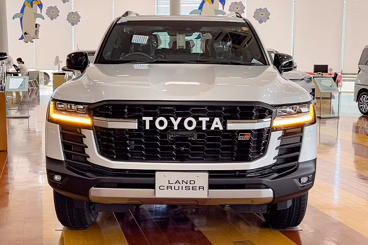 Tại quê nhà Nhật Bản, giá xe Toyota Land Cruiser GR Sport 2022 từ 7,7 triệu Yên (1,61 tỷ đồng) cho phiên bản máy Xăng; trong khi phiên bản máy Dầu có giá cao hơn, từ 8 triệu Yên (1,67 tỷ đồng). Được phát triển bởi bộ phận Toyota Gazoo Racing chuyên phát triển xe đua thể thao của Toyota. Phiên bản “GR Sport” chính là phiên bản thể thao cho khả năng vận hành, đi off-road nổi trội nhất trong tất cả các phiên bản của Land Cruiser 2022 thế hệ mới.
