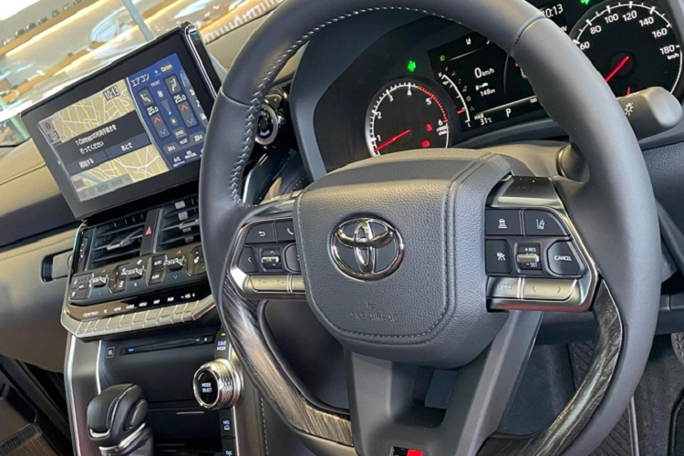 Nội thất của GR Sport kết hợp da đen và đỏ sẫm. Biểu tượng của Gazoo Racing trên chìa khoá, vô lăng, tựa đầu ghế ngồi và trên màn hình thông tin giải trí 12,3 inch. Ngoài ra, xe còn ốp gỗ trang trí trên bảng điều khiển trung tâm, ốp cửa, bệ cần số. Xe vẫn giữ nguyên cấu hình 3 hàng ghế 7 chỗ thực dụng của Land Cruiser.