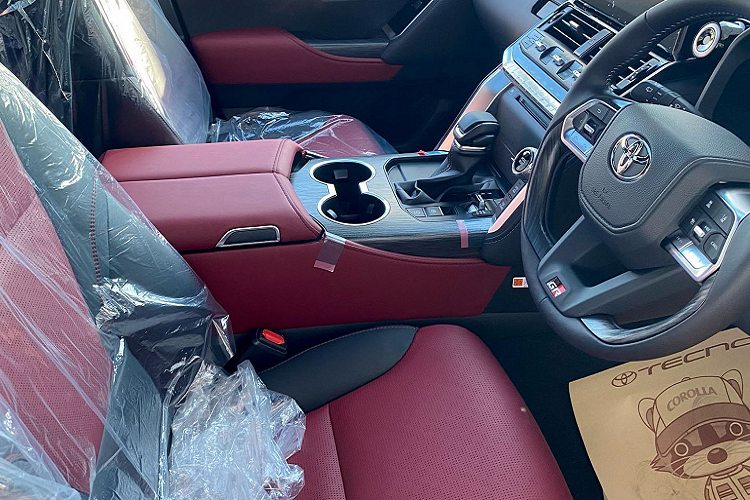 Hệ thống treo điện tử E-KDSS của Land Cruiser GR Sport 2022 có thể điều khiển điện tử tự động và độc lập từng bánh xe ở trước và phía sau, dựa trên tình trạng ở mỗi bánh khi xe vượt địa hình, giúp tăng cường độ ổn định khi lái xe trong thành phố, giảm thiểu giao động rung lắc khi đi qua những mấp mô khi vượt địa hình.