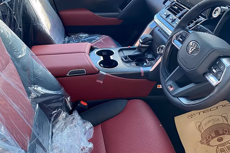 Hệ thống treo điện tử E-KDSS của Land Cruiser GR Sport 2022 có thể điều khiển điện tử tự động và độc lập từng bánh xe ở trước và phía sau, dựa trên tình trạng ở mỗi bánh khi xe vượt địa hình, giúp tăng cường độ ổn định khi lái xe trong thành phố, giảm thiểu giao động rung lắc khi đi qua những mấp mô khi vượt địa hình.