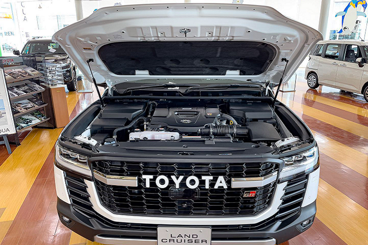 Tại quê nhà Nhật Bản, mẫu xe SUV Toyota Land Cruiser 2022 GR Sport có 2 lựa chọn động cơ gồm: Xăng V6 dung tích 3.5L tăng áp kép sản sinh công suất 409 mã lực và mô-men xoắn cực đại 650Nm. Và động cơ Dầu V6 dung tích 3.3L tăng áp kép sản sinh công suất 304 mã lực và mô-men xoắn cực đại 700Nm. Cả hai động cơ đều sử dụng kết hợp với hộp số tự động 10 cấp mới và hệ dẫn động hai cầu (4WD) tiêu chuẩn.