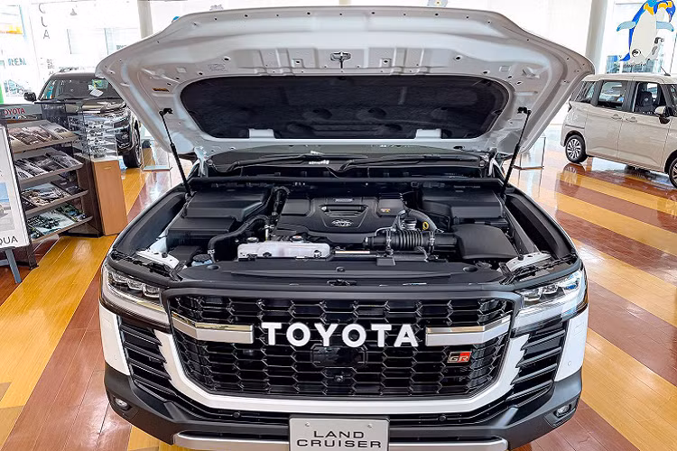 Tại quê nhà Nhật Bản, mẫu xe SUV Toyota Land Cruiser 2022 GR Sport có 2 lựa chọn động cơ gồm: Xăng V6 dung tích 3.5L tăng áp kép sản sinh công suất 409 mã lực và mô-men xoắn cực đại 650Nm. Và động cơ Dầu V6 dung tích 3.3L tăng áp kép sản sinh công suất 304 mã lực và mô-men xoắn cực đại 700Nm. Cả hai động cơ đều sử dụng kết hợp với hộp số tự động 10 cấp mới và hệ dẫn động hai cầu (4WD) tiêu chuẩn.