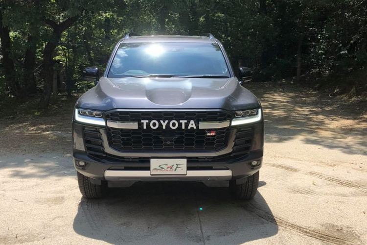 So với các phiên bản Land Cruiser 2022 khác, phiên bản Land Cruiser GR Sport 2022 được trang bị Tiêu chuẩn khóa vi sai điện tử cầu trước và cầu sau. Trong khi các phiên bản khác chỉ có tùy chọn khoá vi sai cầu sau (không có khoá vi sai cầu trước). Đây là trang bị khác biệt của Land Cruiser GR Sport 2022.