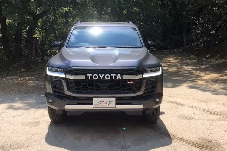 So với các phiên bản Land Cruiser 2022 khác, phiên bản Land Cruiser GR Sport 2022 được trang bị Tiêu chuẩn khóa vi sai điện tử cầu trước và cầu sau. Trong khi các phiên bản khác chỉ có tùy chọn khoá vi sai cầu sau (không có khoá vi sai cầu trước). Đây là trang bị khác biệt của Land Cruiser GR Sport 2022.