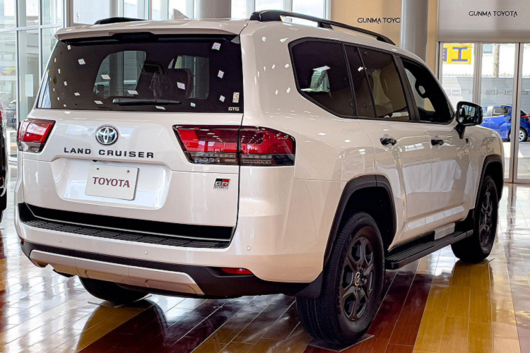 Theo Toyota, Toyota Gazoo Racing đã phát triển Land Cruiser GR Sport 2022 dựa trên những phản hồi và kinh nghiệm của các tay đua đã cầm lái Land Cruiser tham gia giải đua xe địa hình Dakar Rally từ năm 1995. Thậm chí kể từ mùa giải Dakar Rally 2023 trở đi, Toyota sẽ sử dụng xe đua được phát triển dựa trên phiên bản Land Cruiser GR Sport 2022 này.