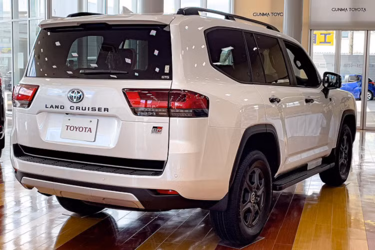 Theo Toyota, Toyota Gazoo Racing đã phát triển Land Cruiser GR Sport 2022 dựa trên những phản hồi và kinh nghiệm của các tay đua đã cầm lái Land Cruiser tham gia giải đua xe địa hình Dakar Rally từ năm 1995. Thậm chí kể từ mùa giải Dakar Rally 2023 trở đi, Toyota sẽ sử dụng xe đua được phát triển dựa trên phiên bản Land Cruiser GR Sport 2022 này.