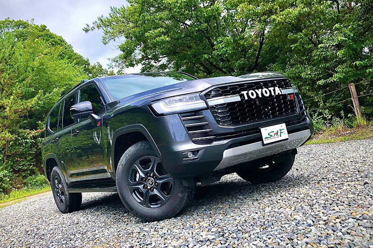 Hy vọng trong tương lai gần, Toyota Việt Nam (TMV) sẽ phân phối phiên bản GR Sport này, thêm lựa chọn phiên bản Land Cruiser 2022 tại thị trường Việt. Hiện tại, Land Cruiser 2022 đang được phân phối duy nhất phiên bản VX có giá từ 4,060 tỷ đồng.