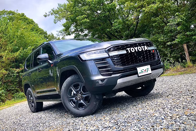 Hy vọng trong tương lai gần, Toyota Việt Nam (TMV) sẽ phân phối phiên bản GR Sport này, thêm lựa chọn phiên bản Land Cruiser 2022 tại thị trường Việt. Hiện tại, Land Cruiser 2022 đang được phân phối duy nhất phiên bản VX có giá từ 4,060 tỷ đồng.