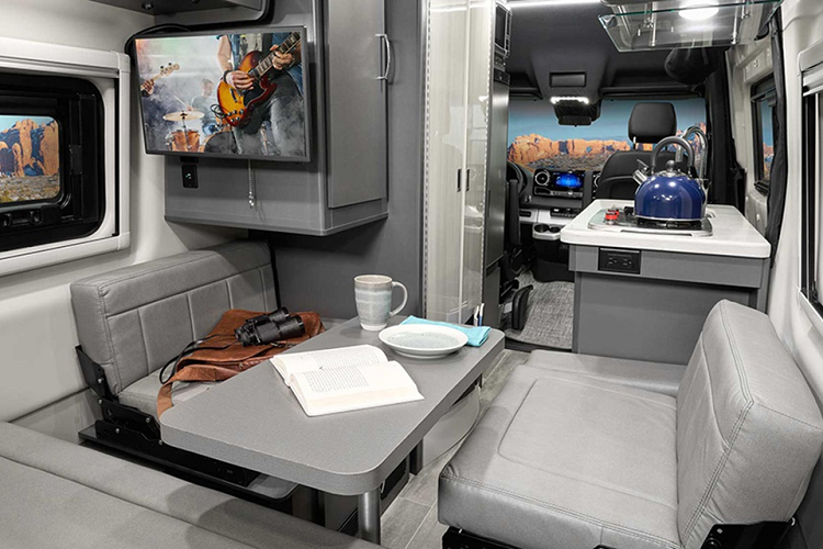 Hệ thống giải trí trên mẫu nhà di động này không thua kém phòng khách của những căn nhà thực thụ, gồm có TV 24 inch, dàn âm thanh JBL, hệ thống kết nối Android Auto/Apple CarPlay và phát Wi-Fi bằng 4G.