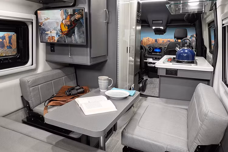 Hệ thống giải trí trên mẫu nhà di động này không thua kém phòng khách của những căn nhà thực thụ, gồm có TV 24 inch, dàn âm thanh JBL, hệ thống kết nối Android Auto/Apple CarPlay và phát Wi-Fi bằng 4G.