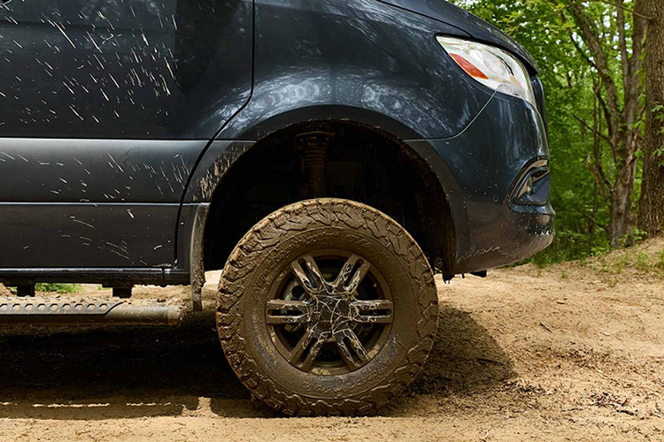 Những thay đổi đáng chú ý có thể thấy bên ngoài như bộ lốp địa hình, hệ thống năng lượng mặt trời, dàn đèn LED trợ sáng lắp trên mui xe...