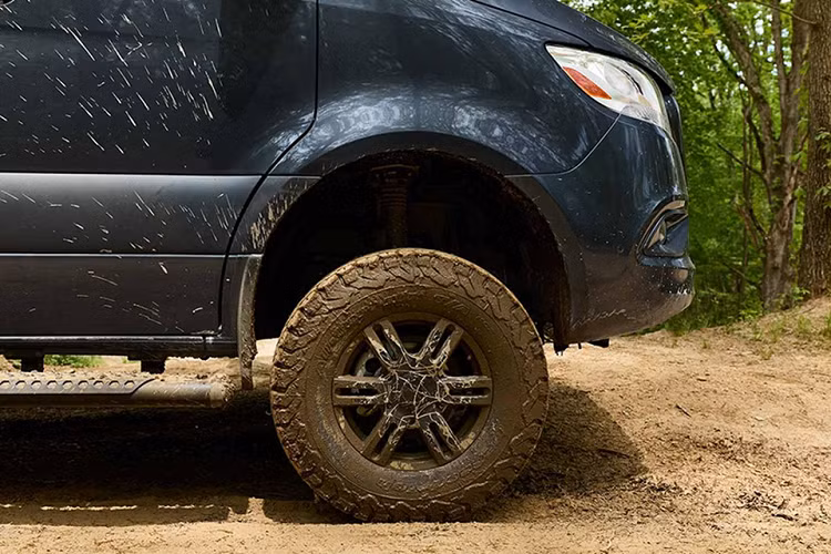 Những thay đổi đáng chú ý có thể thấy bên ngoài như bộ lốp địa hình, hệ thống năng lượng mặt trời, dàn đèn LED trợ sáng lắp trên mui xe...