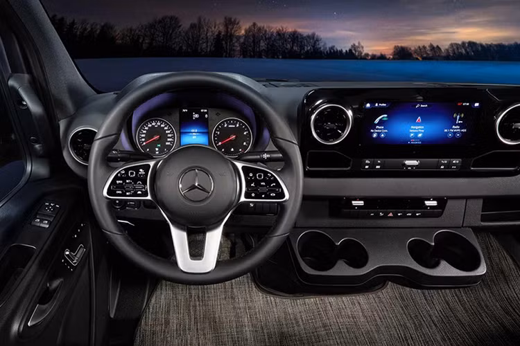 Động cơ trên Mercedes-Benz Sprinter vẫn là loại nguyên bản diesel V6 3.0L, sản sinh công suất 188 mã lực tại 3.800 vòng/phút và mô-men xoắn cực đại 440 Nm tại 1.400 vòng/phút.