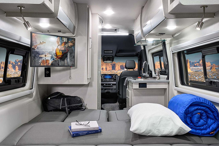 Bước vào khoang phía sau, không gian nơi đây mang cảm giác tươi sáng với tone màu trắng chủ đạo. Thor Motor Coach cung cấp cho người dùng 2 tùy chọn thiết kế khoang phía sau: Giường cố định hoặc giường gấp.