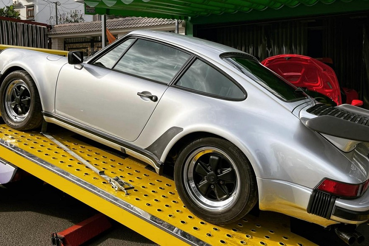 Mới đây nhất, một chiếc siêu xe Porsche 930 Turbo đã được người chuyên mua bán siêu xe ở huyện Bình Chánh, mang về showroom của mình. Quá trình tìm hiểu, chúng tôi được biết đây chính là chiếc Porsche 930 Turbo đã từng lộ ảnh nằm trên xe chuyên dụng, xuất hiện ở Sài thành vào tháng 10 vừa qua nhưng đến nay, mới được mang về showroom siêu xe trưng bày