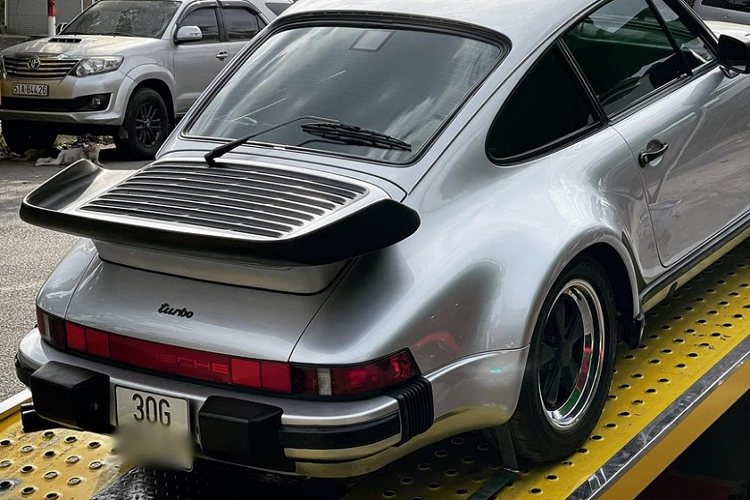 Porsche 930 Turbo này có màu đồng nhưng nay lại về màu chính là bạc cùng các chi tiết sơn đen và bộ mâm 5 chấu đơn sơn đen và viền mâm mạ crôm thực sự gây ấn tượng mạnh cho người xem. Vóc dáng thiết kế của xe Porsche 930 Turbo khá cá tính với cặp đèn pha tròn nhô cao và cánh gió cố định phía sau cỡ lớn trông như 1 chiếc đuôi cá voi.