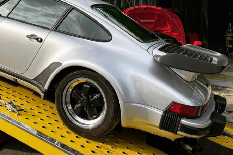 Các mẫu xe thể thao Porsche 930 được sản xuất từ năm 1975 đến năm 1989 và được giới mê xe biết đến với tên gọi quen thuộc 911 Turbo. Đây là mẫu xe 911 hàng đầu của nhà sản xuất xe Porsche trong suốt thời gian sản xuất cũng như tại thời điểm giới thiệu, ngoài ra, đây còn là mẫu xe được sản xuất nhanh nhất tại Đức.