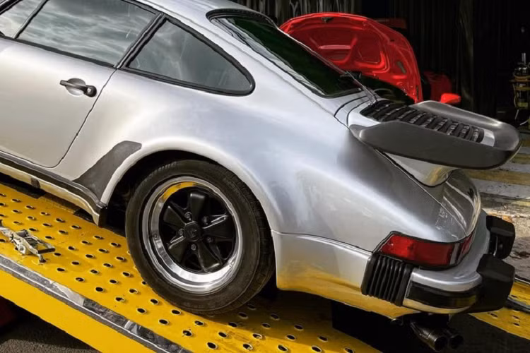 Các mẫu xe thể thao Porsche 930 được sản xuất từ năm 1975 đến năm 1989 và được giới mê xe biết đến với tên gọi quen thuộc 911 Turbo. Đây là mẫu xe 911 hàng đầu của nhà sản xuất xe Porsche trong suốt thời gian sản xuất cũng như tại thời điểm giới thiệu, ngoài ra, đây còn là mẫu xe được sản xuất nhanh nhất tại Đức.