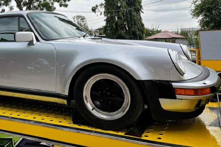 Chiếc xe thể thao hàng cổ Porsche 930 Turbo mới xuất hiện tại showtroom siêu xe trăm tỷ ở Sài thành được nhập khẩu từ Mỹ, điều này thể hiện rõ nhất là xe còn có thêm 2 chi tiết nhô ra ở cản va sau để đáp ứng tiêu chuẩn về an toàn tại đây.