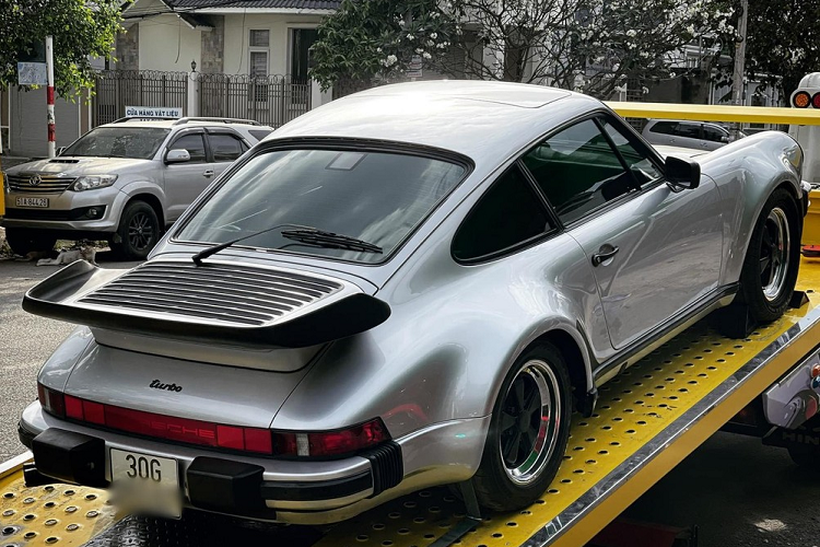 Dòng xe thể thao Porsche 930 Turbo được trang bị động cơ 6 xy-lanh, dung tích 3.3 lít, tăng áp, sản sinh ra công suất tối đa 282 mã lực tại vòng tua máy 5.500 vòng/phút và mô-men xoắn cực đại 412 Nm tại vòng tua 4.000 vòng/phút.