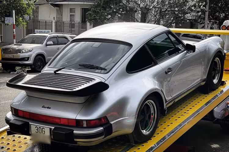 Dòng xe thể thao Porsche 930 Turbo được trang bị động cơ 6 xy-lanh, dung tích 3.3 lít, tăng áp, sản sinh ra công suất tối đa 282 mã lực tại vòng tua máy 5.500 vòng/phút và mô-men xoắn cực đại 412 Nm tại vòng tua 4.000 vòng/phút.
