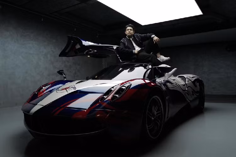 Cách đây gần 1 tháng, những hình ảnh cũng như video quay lại cảnh chiếc siêu xe triệu đô Pagani Huayra của Minh Nhựa được vận chuyển bằng xe chuyên dụng đến trước nhà Cường Đô la và sau đó, đại gia này đã tự tay lái siêu phẩm thần gió vào hầm đỗ xe. Mãi đến nay, Minh Nhựa mới chia sẻ video ngắn quay chiếc xe Pagani Huayra xuất hiện trong căn hầm đỗ xe rất xịn sò của người bạn.