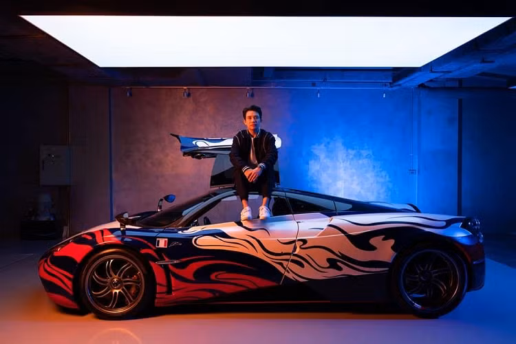 Điều giới mê xe quan tâm chính là việc video sang thăm nhà bạn của Minh Nhựa, Cường Đô la có xuất hiện hay không nhưng video ngắn mới được chủ nhân của Pagani Huayra hơn 80 tỷ chia sẻ được đầu tư khá bài bản và không có sự góp mặt của doanh nhân phố núi.