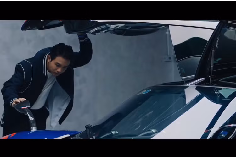 Video cũng cho thấy, chìa khóa xe Pagani Huayra như một mô hình thu nhỏ của xe bản thật, chủ nhân chỉ cần rút 1 đầu chìa như mở USB, tra chìa vào ổ, đề máy như các mẫu xe ô tô bình dân. Đây là phong cách tạo nên sự cá tính cho chủ xe Pagani Huayra.