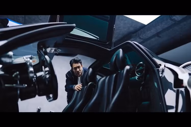 Thông tin chúng tôi có được, ngoài chiếc xe Pagani Huayra mới được tung video mang qua nhà Cường Đô la để quay chơi, Minh Nhựa còn từng hé lộ hình ảnh xe McLaren Elva cũng như giá bán khiến không ít người cho rằng đại gia này sắp sắm chiếc hypercar thứ 2.